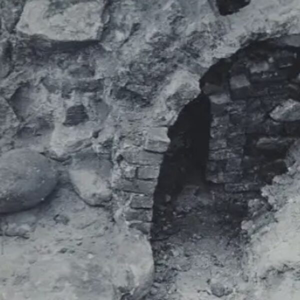 1967 m. archeologinių tyrimų metu atkastas rotušės bokšto rūsio fragmentas. VRVA, f. 1019,