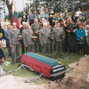 2002 m. liepos 5 d. partizanų palaikų perlaidojimas
