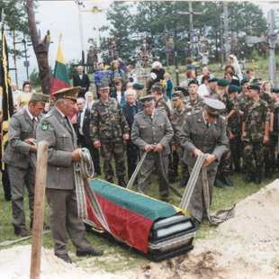 2002 m. liepos 5 d. partizanų palaikų perlaidojimas