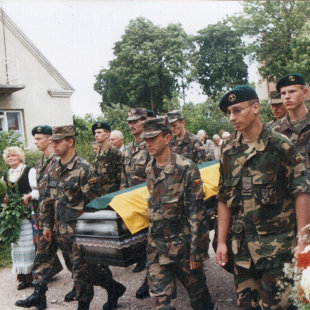 2002 m. liepos 5 d. partizanų palaikų perlaidojimas
