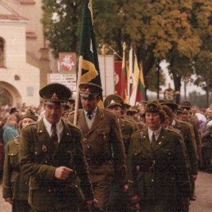 1994 m. spalio 9 d. po Šv. Mišių einama iškilminga eisena į Kryžių kalnelį pašventinti kop