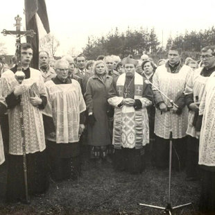 Koplyčios pamatus pašventino vyskupas J. Matulaitis. 1993 m.