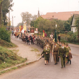 1994 m. spalio 9 d. po Šv. Mišių einama iškilminga eisena į Kryžių kalnelį pašventinti kop