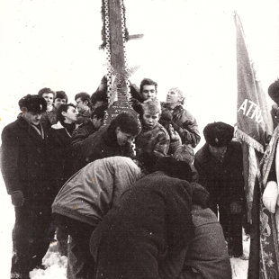 Statomas kryžius sausio 13 aukoms atminti, 1991 m.