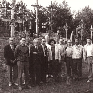 Svečiai Merkinės kryžių kalnelyje, trečias iš dešinės partizanas J. Jakavonis - Tigras