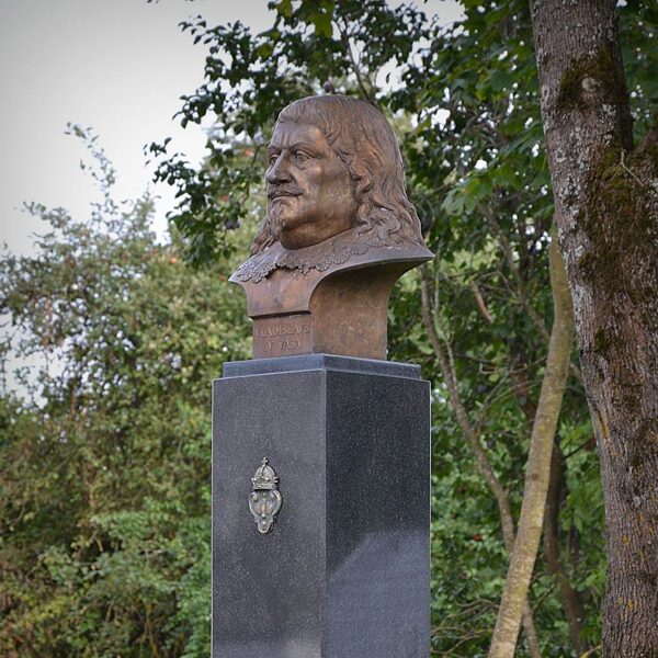 Merkinės aikštės priegose yra paminklas skirtas valdovui Vladislovui IV Vazai