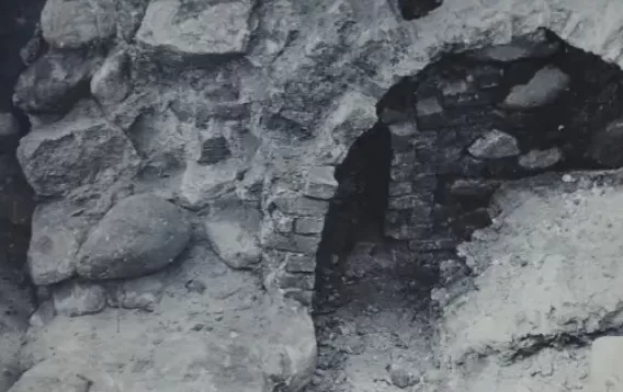 1967 m. archeologinių tyrimų metu atkastas rotušės bokšto rūsio fragmentas. VRVA, f. 1019,