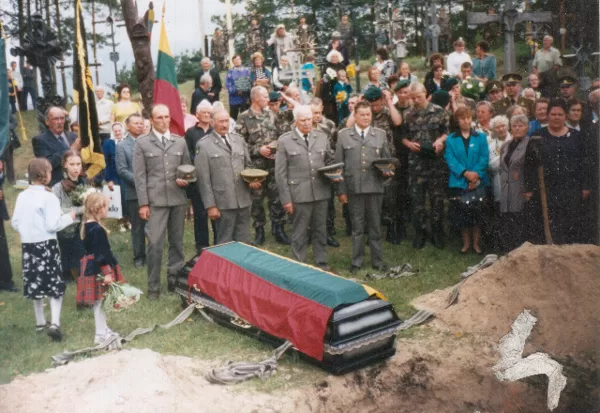 2002 m. liepos 5 d. partizanų palaikų perlaidojimas