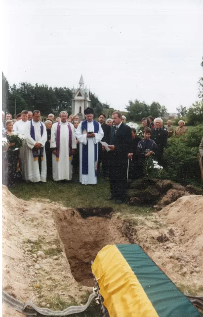 2002 m. liepos 5 d. partizanų palaikų perlaidojimas