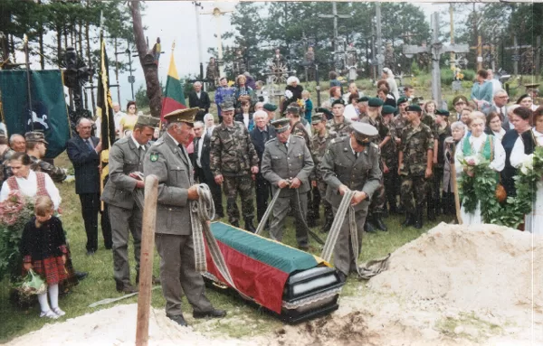 2002 m. liepos 5 d. partizanų palaikų perlaidojimas