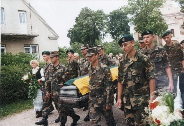 2002 m. liepos 5 d. partizanų palaikų perlaidojimas