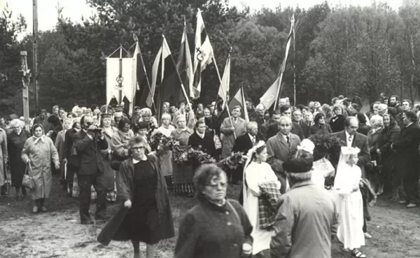 Einama šventinti koplyčios pamatų 1993 m.