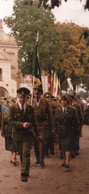 1994 m. spalio 9 d. po Šv. Mišių einama iškilminga eisena į Kryžių kalnelį pašventinti kop