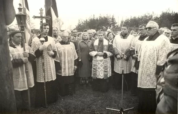 Koplyčios pamatus pašventino vyskupas J. Matulaitis. 1993 m.