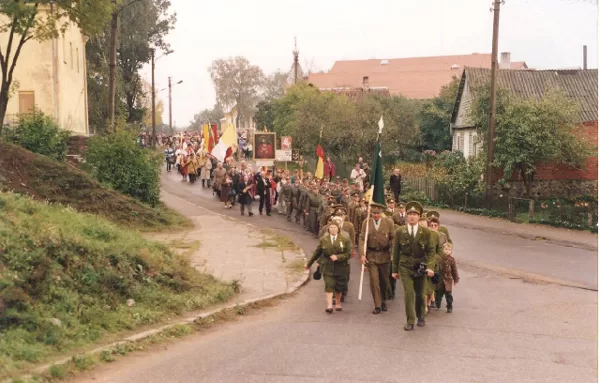 1994 m. spalio 9 d. po Šv. Mišių einama iškilminga eisena į Kryžių kalnelį pašventinti kop