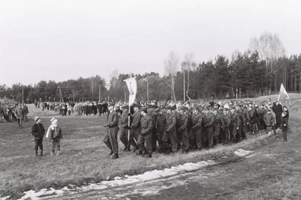 Priesaiką Kryžių kalnelyje duoda SKAT ir Šaulių būriai 1992 m.