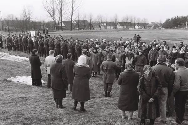 Priesaiką Kryžių kalnelyje duoda SKAT ir Šaulių būriai 1992 m.