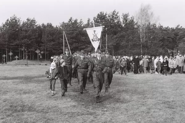 Priesaiką Kryžių kalnelyje duoda SKAT ir Šaulių būriai 1992 m.