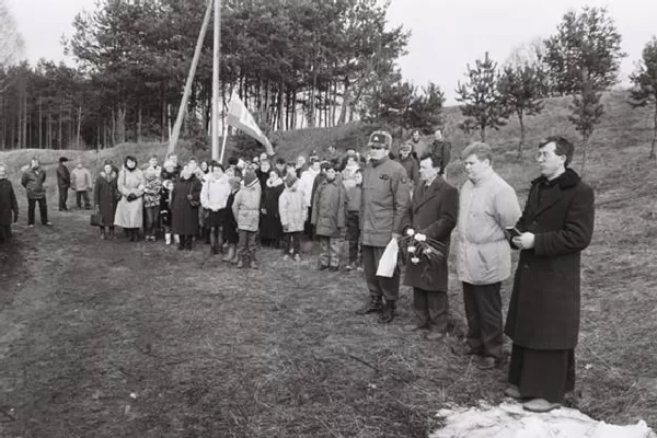 Priesaiką Kryžių kalnelyje duoda SKAT ir Šaulių būriai 1992 m.