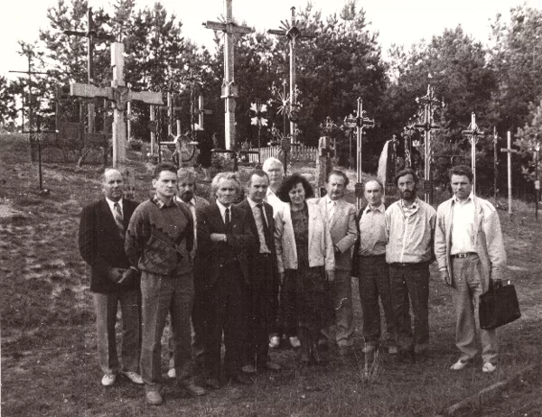 Svečiai Merkinės kryžių kalnelyje, trečias iš dešinės partizanas J. Jakavonis - Tigras