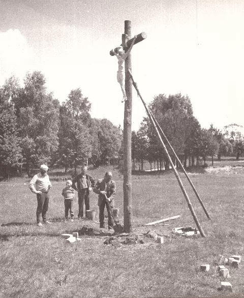 Statomas skulptoriaus Vytauto Šibailos kryžius vidury stadiono 1990 m.