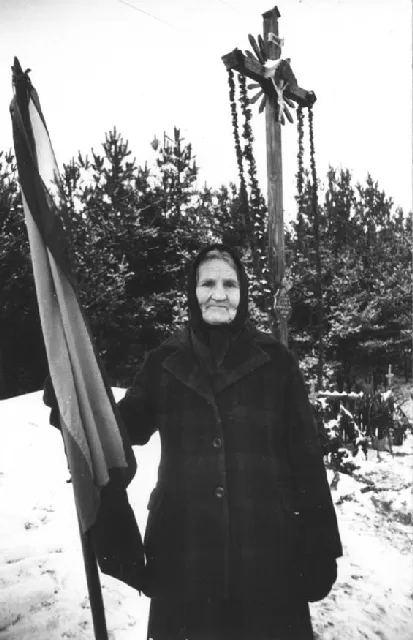 Tremtinė A. Miliauskienė (iš Klepočių) neša vėliavą už savo žuvusį brolį partizaną. 1989 m