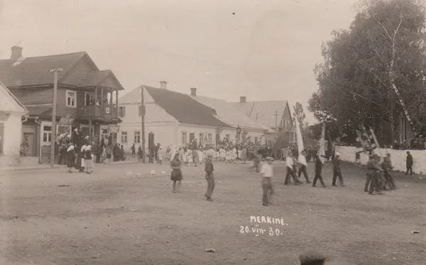 Paveikslas nešamas prie valsčiaus būstinės. Iš NMKČDM fondų.