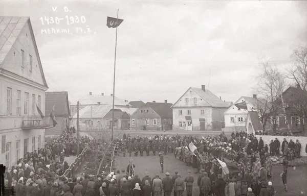 Vėliavos iškilmingas pakėlimas. Iš NMKČDM fondų.