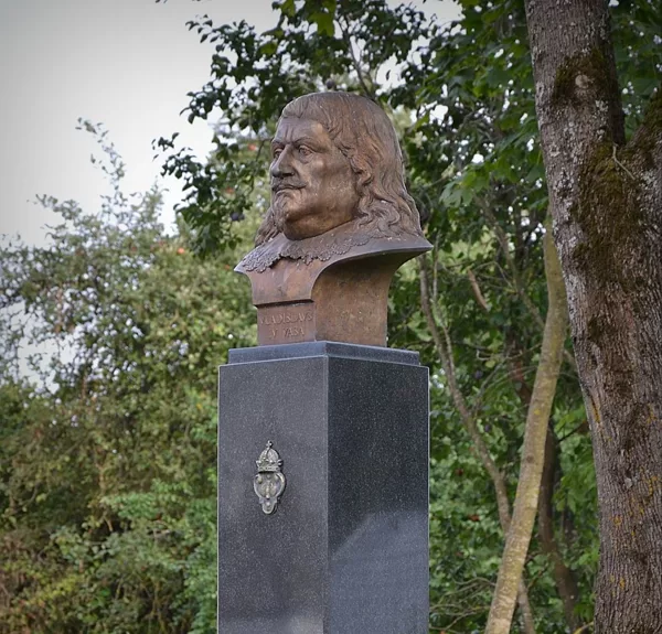 Merkinės aikštės priegose yra paminklas skirtas valdovui Vladislovui IV Vazai